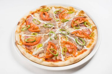 Beyaz tabakta lezzetli pizza