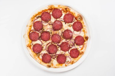 Beyaz tabakta lezzetli pizza