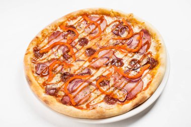 Beyaz tabakta lezzetli pizza