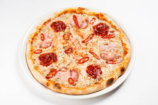 Pizza saborosa na placa branca — Fotografia de Stock