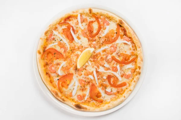Välsmakande pizza på vit platta — Stockfoto