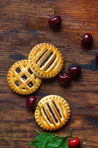 Tortas de cereja com bagas — Fotografia de Stock