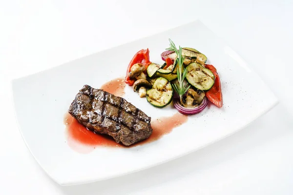 Délicieux steak aux légumes — Photo