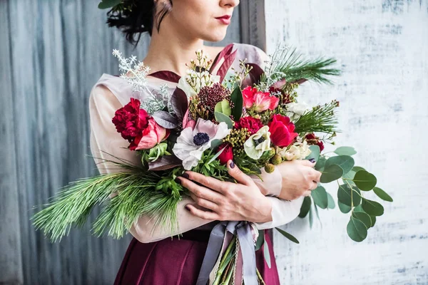 Mujer sosteniendo flores —  Fotos de Stock
