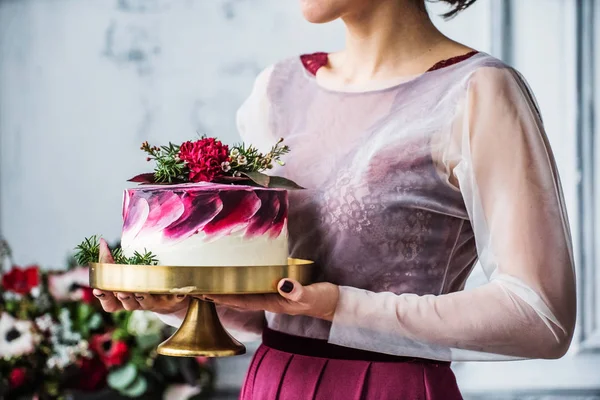 Woman holding wedding cake — Stock Photo, Image