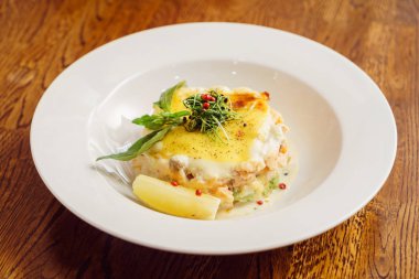 Ananas ile pişmiş tavuk eti