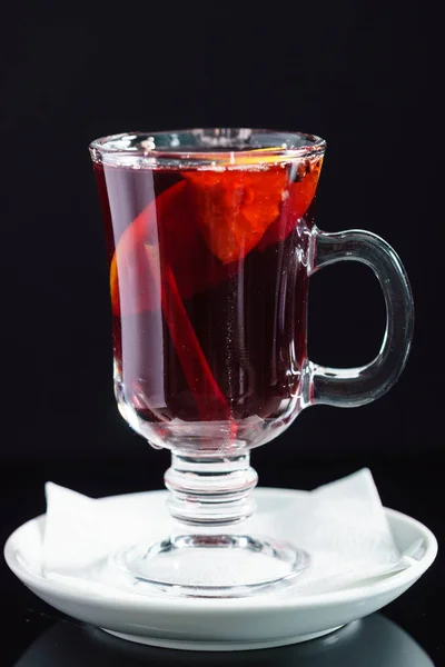 Vin chaud dans une tasse en verre — Photo