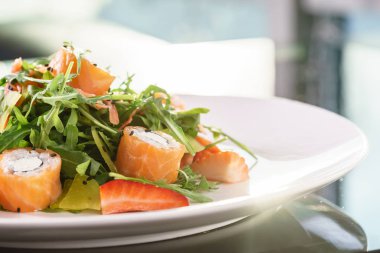 Karidesli taze salata.