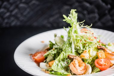 lezzetli karides salatası