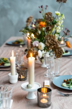 Bir şekilde dekore edilmiş Paskalya tablo  