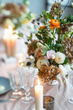 Bir şekilde dekore edilmiş Paskalya tablo  