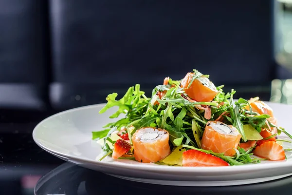 Salade avec petits pains de saumon — Photo