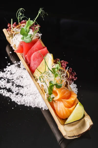Delicioso sashimi en bambú —  Fotos de Stock