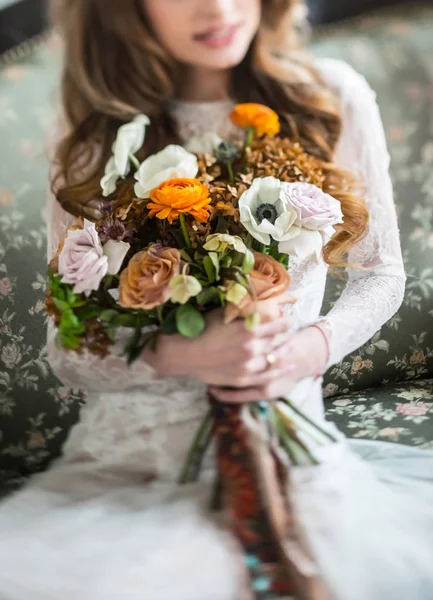 Trevlig brud med blommor — Stockfoto