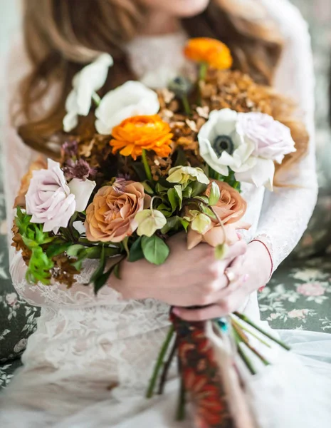 Noiva agradável com flores — Fotografia de Stock