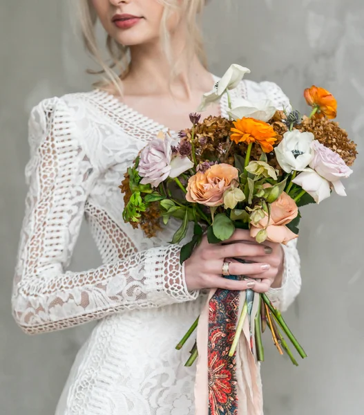Bonita novia con flores —  Fotos de Stock