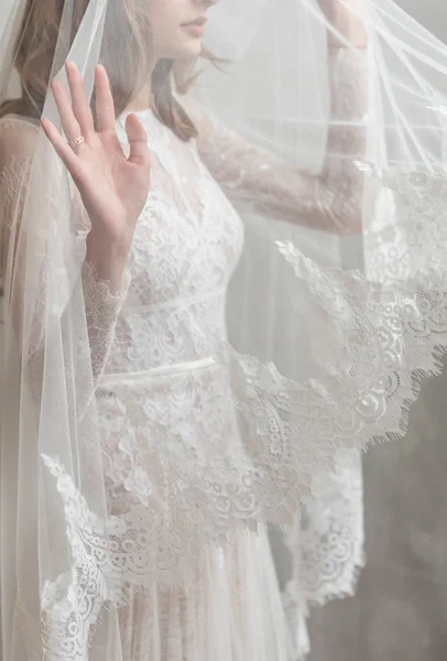Noiva em vestido de renda — Fotografia de Stock