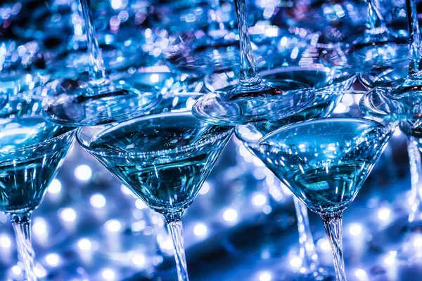 Blaue Cocktails auf Party — Stockfoto