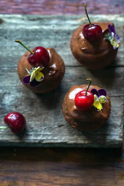Třešňové koláčky s květinami — Stock fotografie