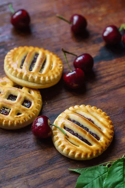 Cherry cookies with berries — Stock Photo, Image