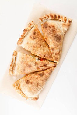 dilimlenmiş Calzone pizza