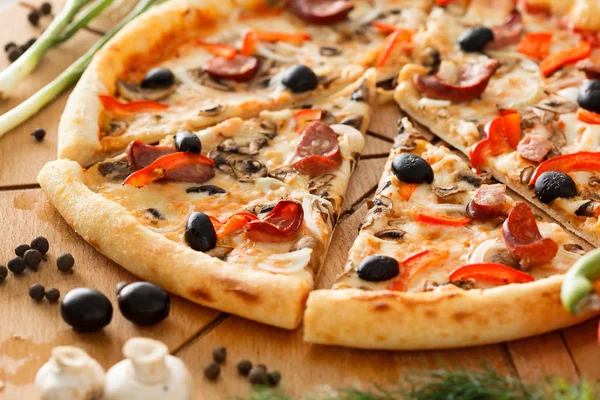 Leckere Pizza vom Feinsten — Stockfoto