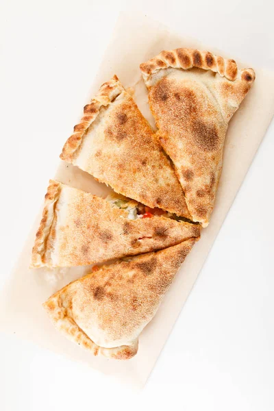 Plastry pizza Calzone — Zdjęcie stockowe