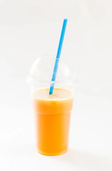 Färsk juice i plast glas — Stockfoto