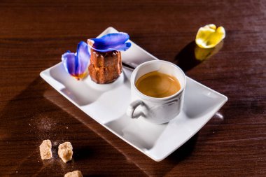 Bir fincan kahveli kek. 