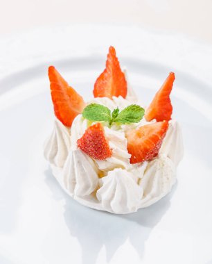 Meyveli kremalı pasta.