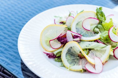 Taze sebze salatası. 