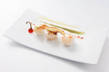 lezzetli suşi plaka üzerinde