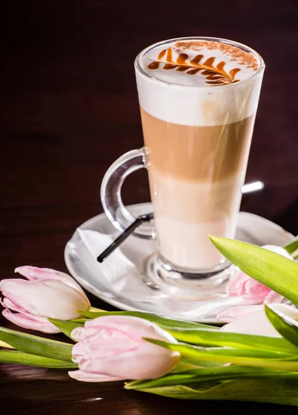 Filiżankę cappuccino z tulipany — Zdjęcie stockowe