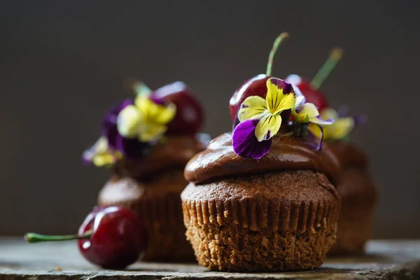 Cherry cupcakes with flowers — Stock Photo, Image