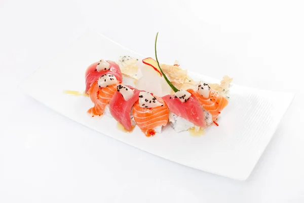 Savoureux sushi sur assiette — Photo