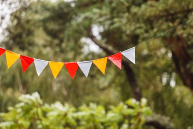 bahçesinde renkli bayrakları