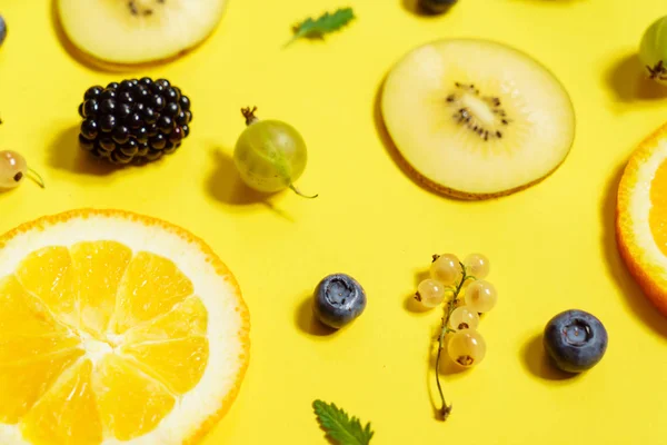 Πολύχρωμα φρούτα και τα μούρα — Φωτογραφία Αρχείου