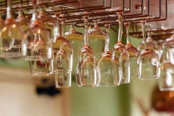 Clean glasses hanging — Stock Photo, Image