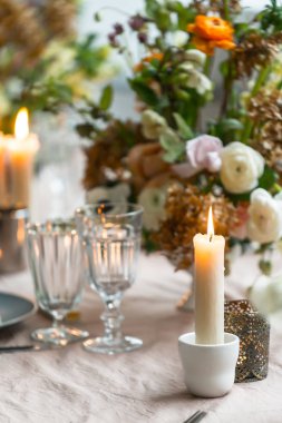 Bir şekilde dekore edilmiş Paskalya tablo  