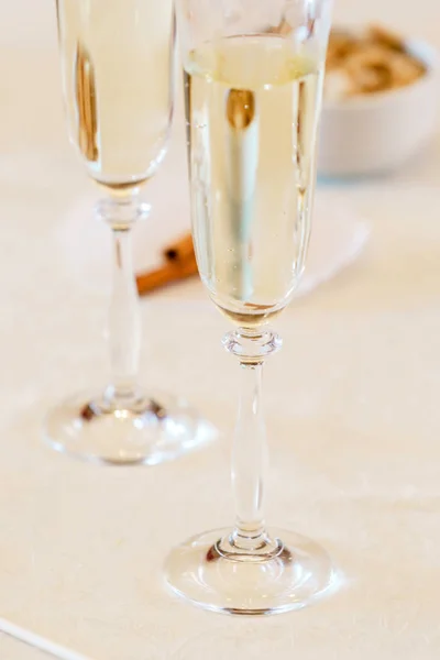 Бокалы шампанского на столе — стоковое фото