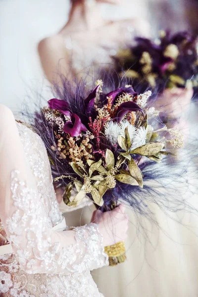 Гарна наречена з купою квітів — стокове фото
