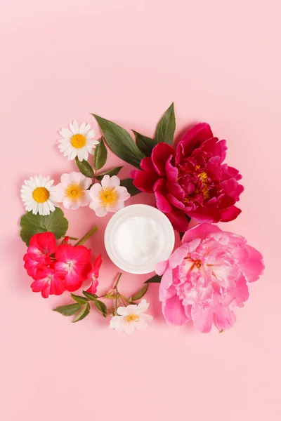 Crema con flores rosadas — Foto de Stock