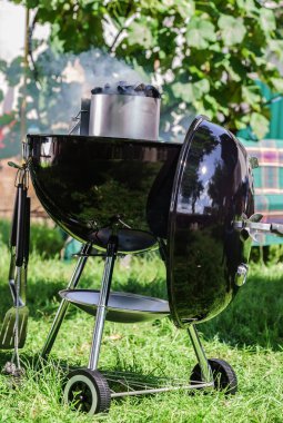 Dumanlı çimenlerin üzerinde ızgara