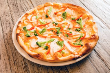 ahşap masa üstünde lezzetli pizza