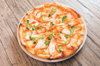 ahşap masa üstünde lezzetli pizza