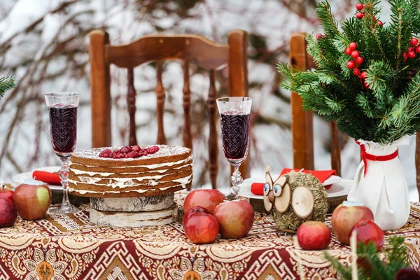 ケーキとテーブルの上にワインのグラス — ストック写真