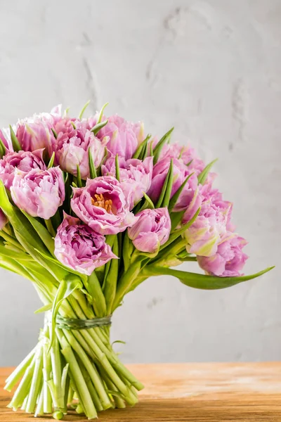 Bukett med rosa tulpaner — Stockfoto