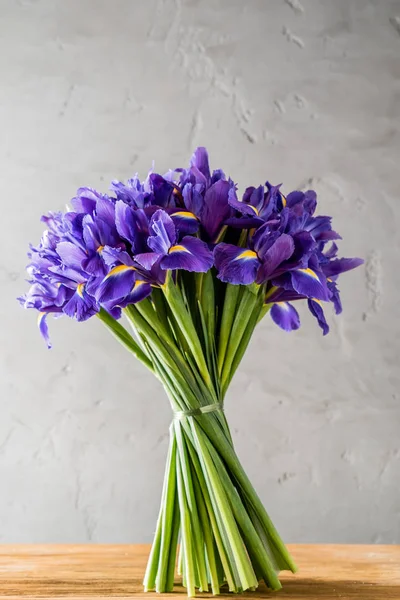 Boeket van paarse irissen — Stockfoto