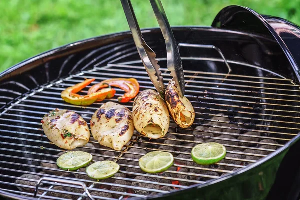 Smažené kalamáry na grilu — Stock fotografie