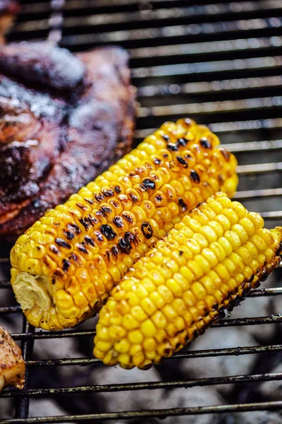 Barbecue de maïs et de viande — Photo